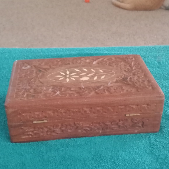 🧘 Vintage handcraved wooden floral inlaid hinged trinket storage box from India - Picture 3 of 5